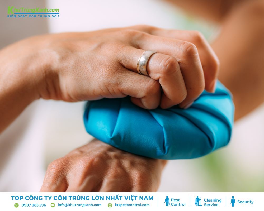 Nhiệt độ lạnh có tác dụng tê liệt các dây thần kinh, giúp giảm cảm giác đau rát