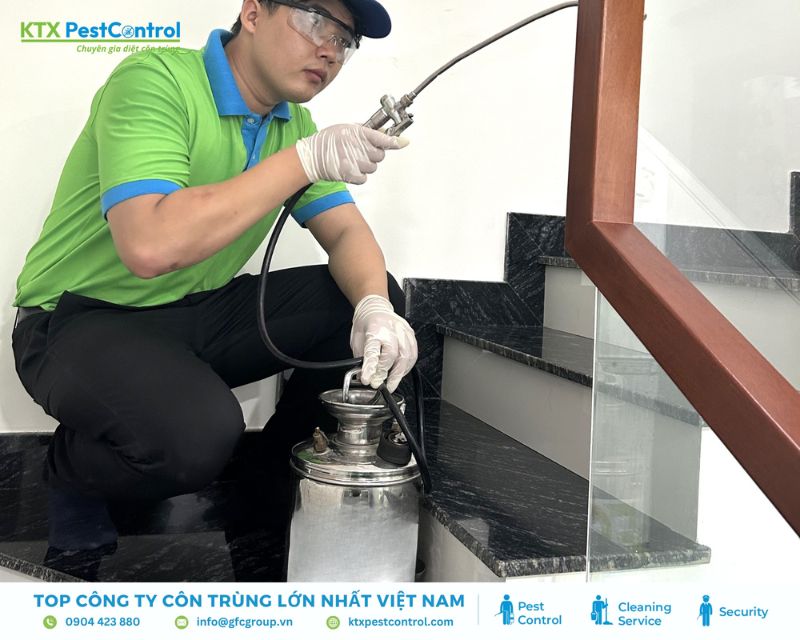 Kỹ thuật viên dịch vụ diệt mối Hải Dương phun thuốc