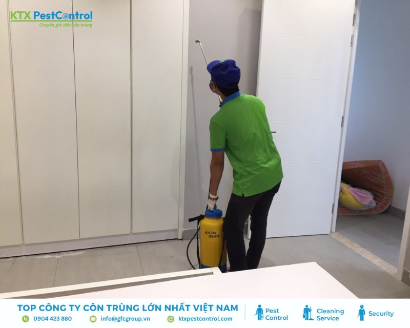 Kỹ thuật viên dịch vụ diệt mối tại quận Phú Nhuận phun dung dịch phòng mối