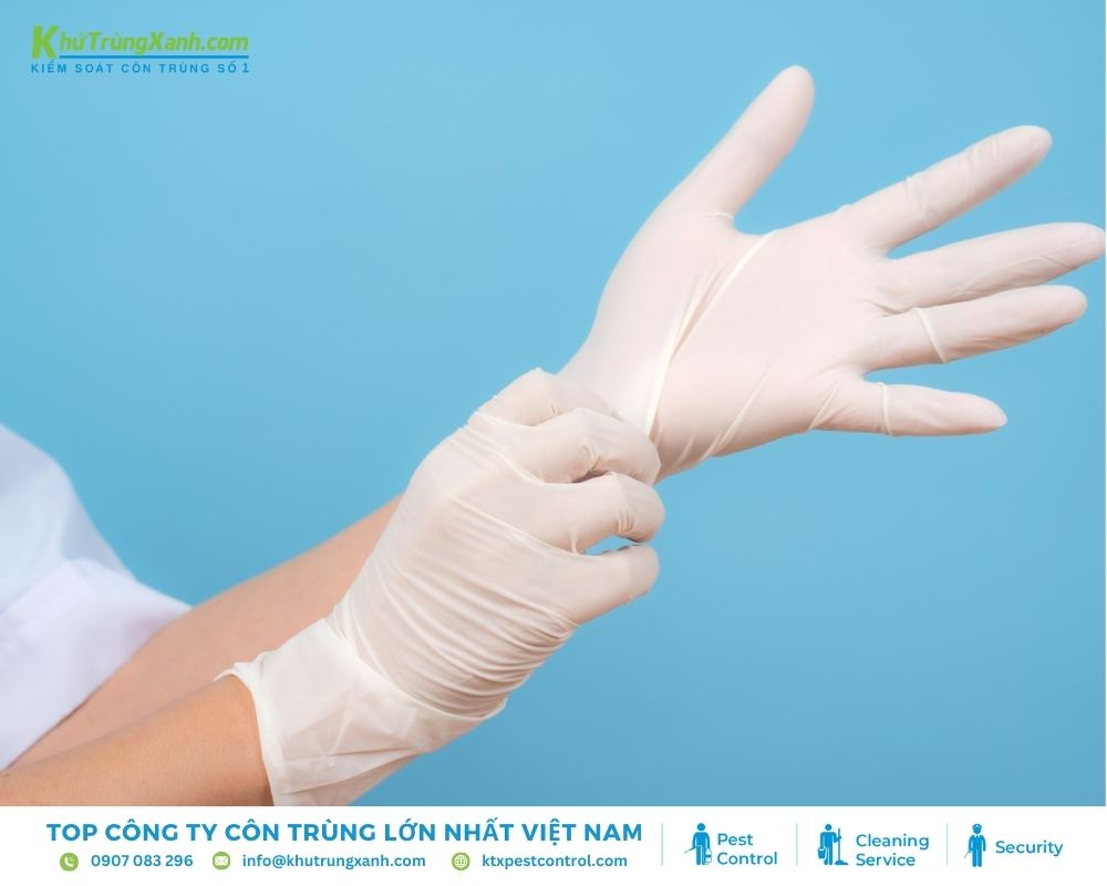 Đeo găng tay bảo hộ để giảm thiểu rủi ro khi tiếp xúc với hóa chất
