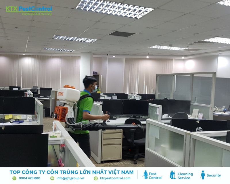 nhân viên KTX phun thuốc diệt côn trùng tại văn phòng quận 11