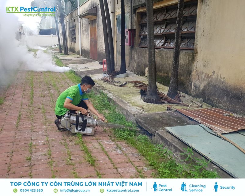 KTX tiến hành phun thuốc diệt côn trùng tại nhà xưởng quận Tân Bình