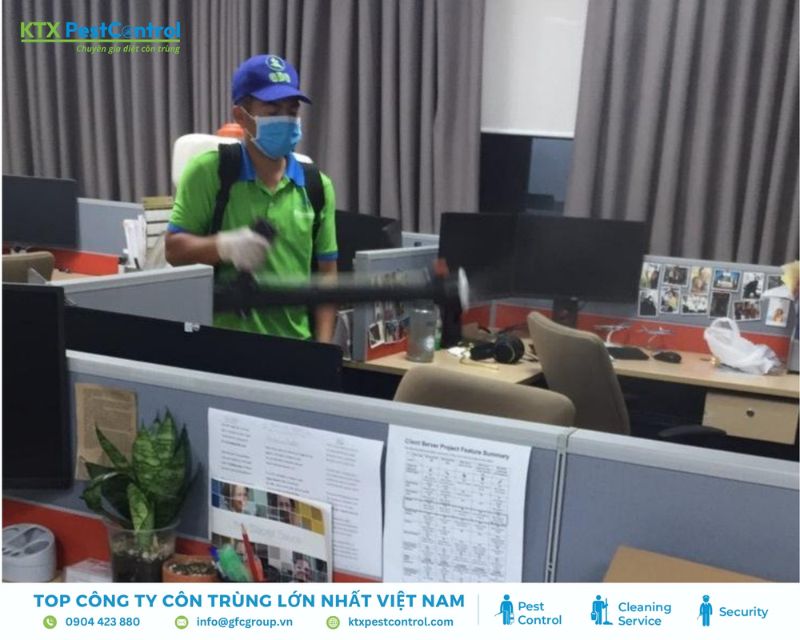 Diệt côn trùng KTX tiến hành phun thuốc diệt côn trùng tại văn phòng ở Thủ Đức