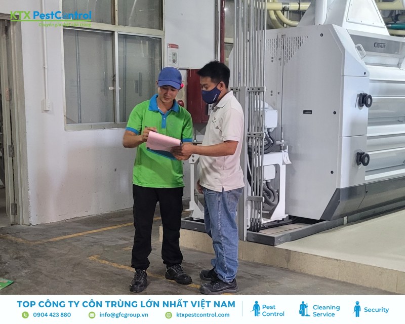 Khách hàng và kỹ thuật viên tiến hành nghiệm thu kết quả sau dịch vụ diệt chuột tại nhà xưởng