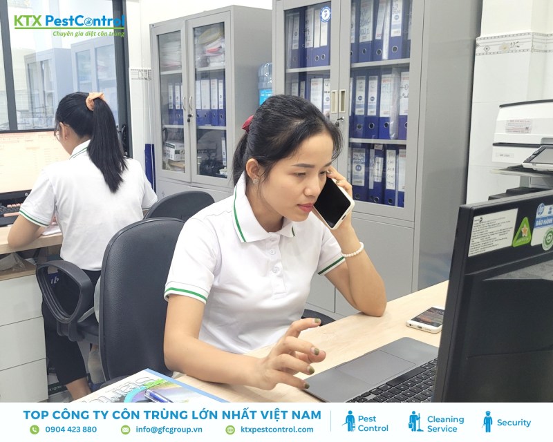 Tư vấn viên tiếp nhận yêu cầu của khách hàng