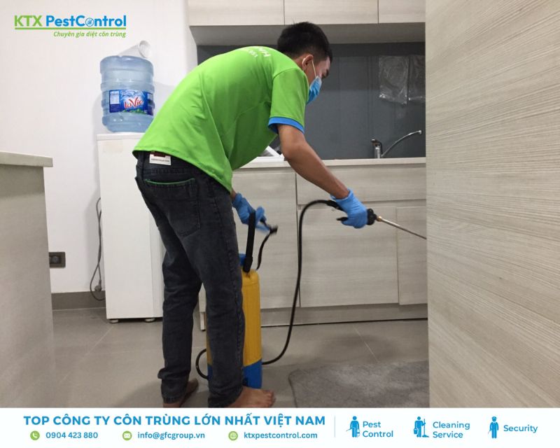 kỹ thuật viên diệt mối tận gốc quận Thủ Đức phun thuốc phòng chống mối