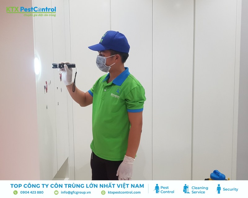 Kỹ thuật viên kiểm tra và tư vấn phương án xử lý rệp giường phù hợp tại từng khu vực