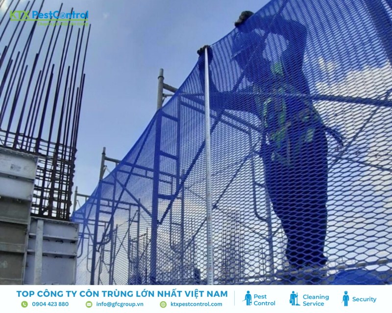 Kỹ thuật viên tiến hành lắp đặt hệ thống lưới ngăn chim tại công trình