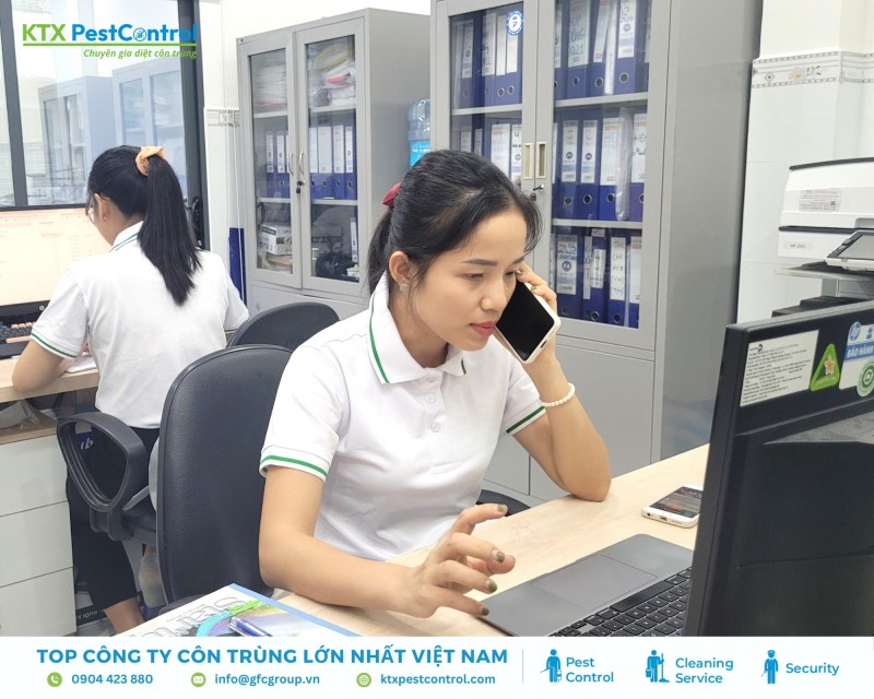 Tư vấn viên của KTX tiếp nhận thông tin từ khách hàng 