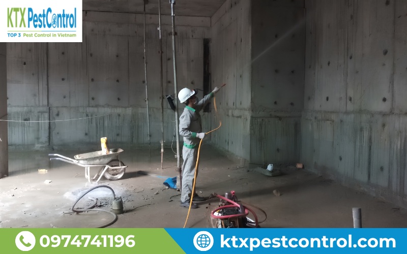 Phương pháp phun dung dịch diệt mối có thể được triển khai trước hoặc trong quá trình thi công nhằm ngăn chặn sự hoạt động của mối 