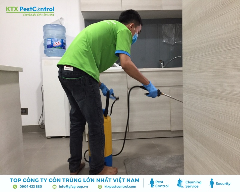 Kỹ thuật viên kiểm tra và xử lý nếu mối quay lại