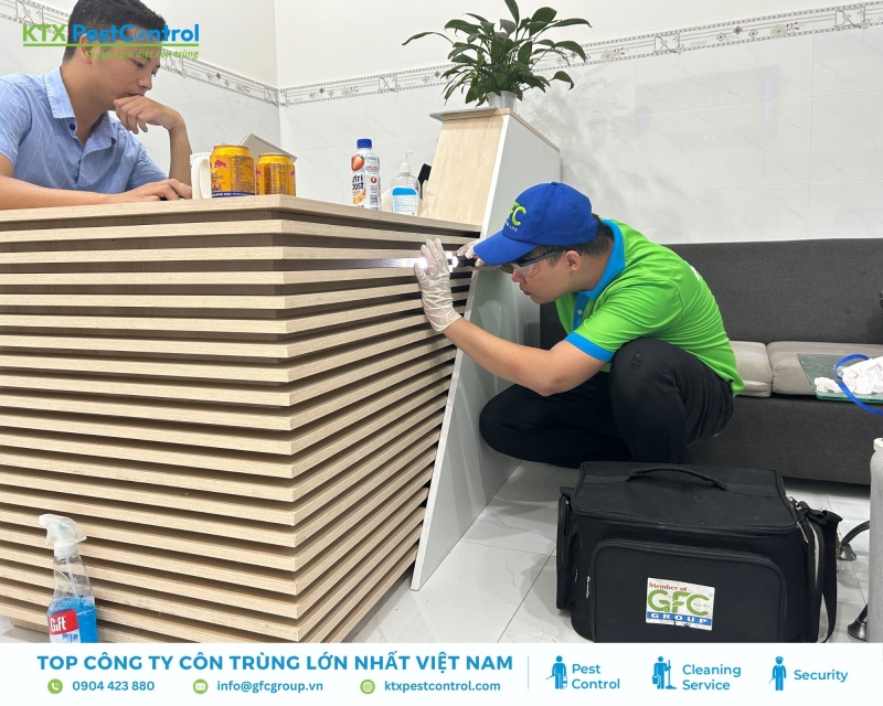 Kỹ thuật viên khảo sát tận nơi và đề xuất phương án xử lý phù hợp từng công trình