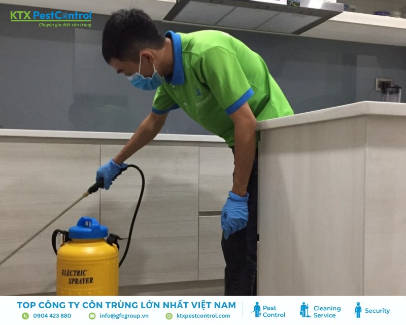 Kỹ thuật viên phun sương ULV diệt muỗi , sau đó phun SC tạo lớp thuốc tồn lưu 1–3 tháng