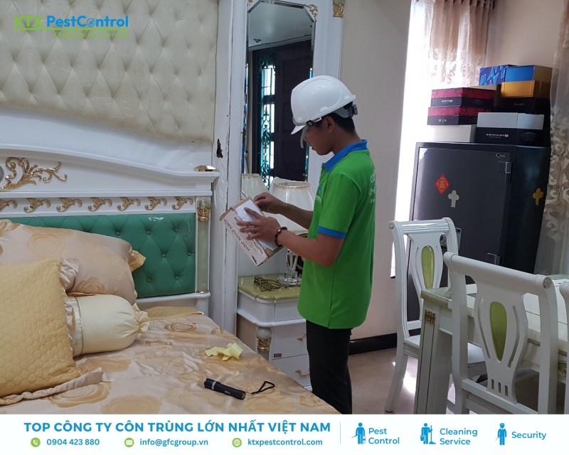 Kỹ thuật viên tiến hành xử lý mối theo đúng phương pháp đã được thống nhất trước đó