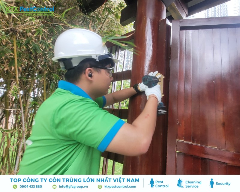 Kỹ thuật viên thi công đúng phương pháp, dùng thiết bị và thuốc phù hợp từng khu vực xử lý