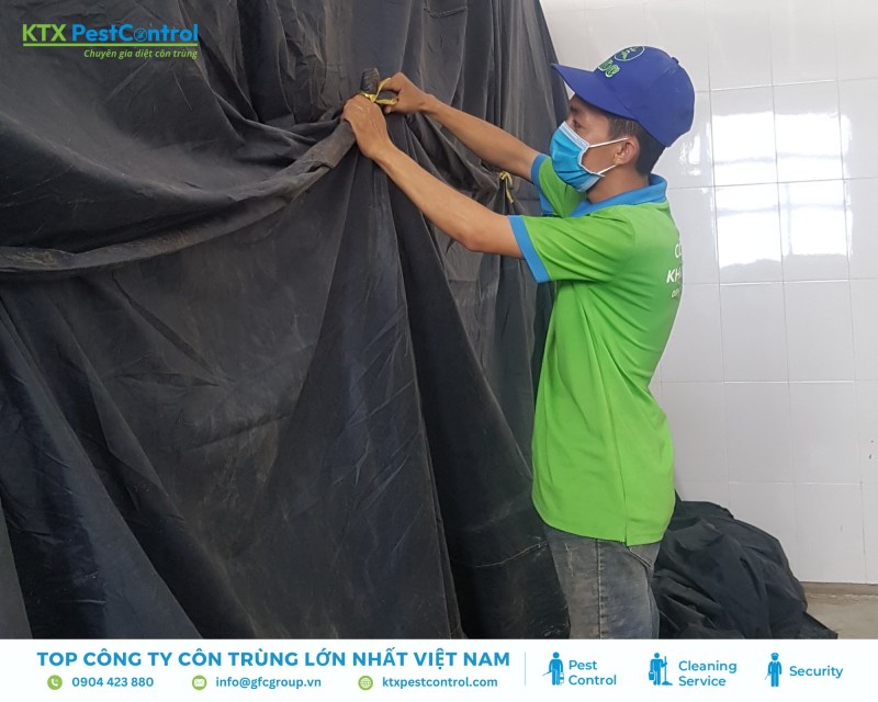 Lô pallet được phủ bạt kín và chèn mép kỹ để giữ khí thuốc trong suốt quá trình xử lý