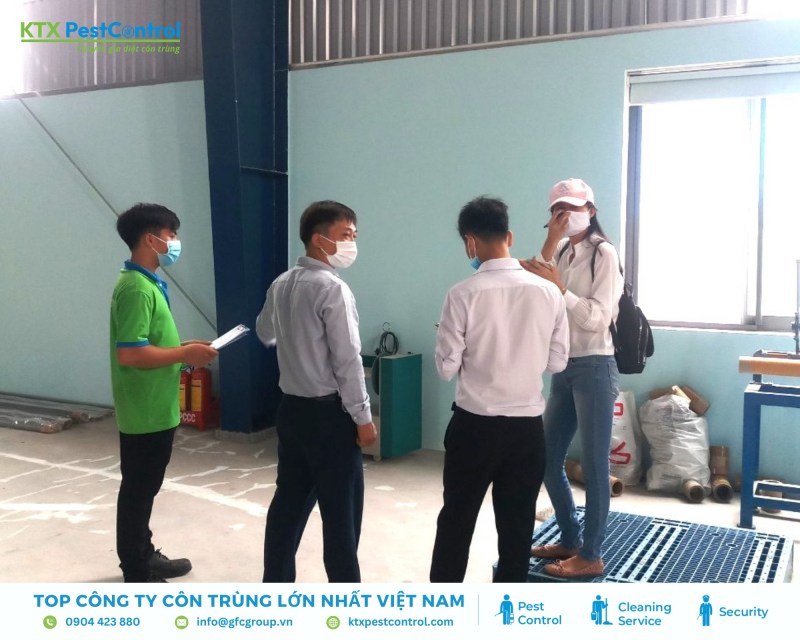 Kỹ thuật viên khảo sát pallet, thiết bị, sâu mọt, độ ẩm và điều kiện kho trước khi xử lý