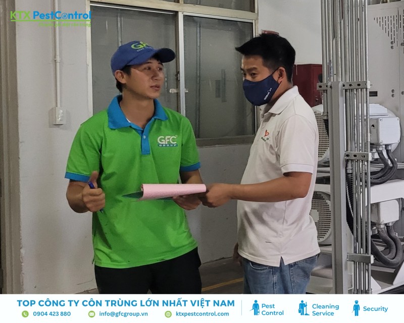 Kỹ thuật viên lập biên bản khảo sát, ghi rõ tình trạng pallet và yêu cầu từ phía chủ hàng