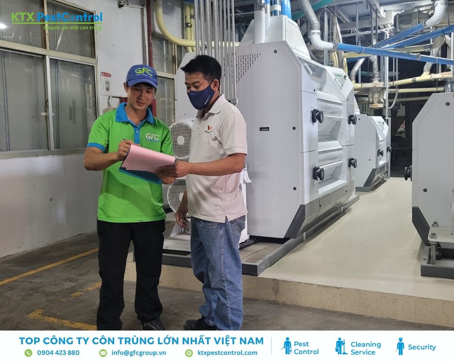 Kỹ thuật viên hướng dẫn theo dõi và bàn giao phiếu bảo hành cho khách