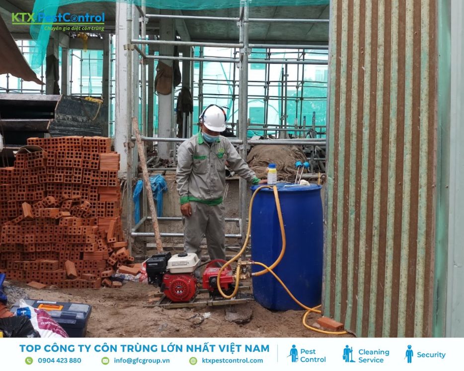 Chuẩn bị dung dịch xử lý mối tại công trình xây dựng