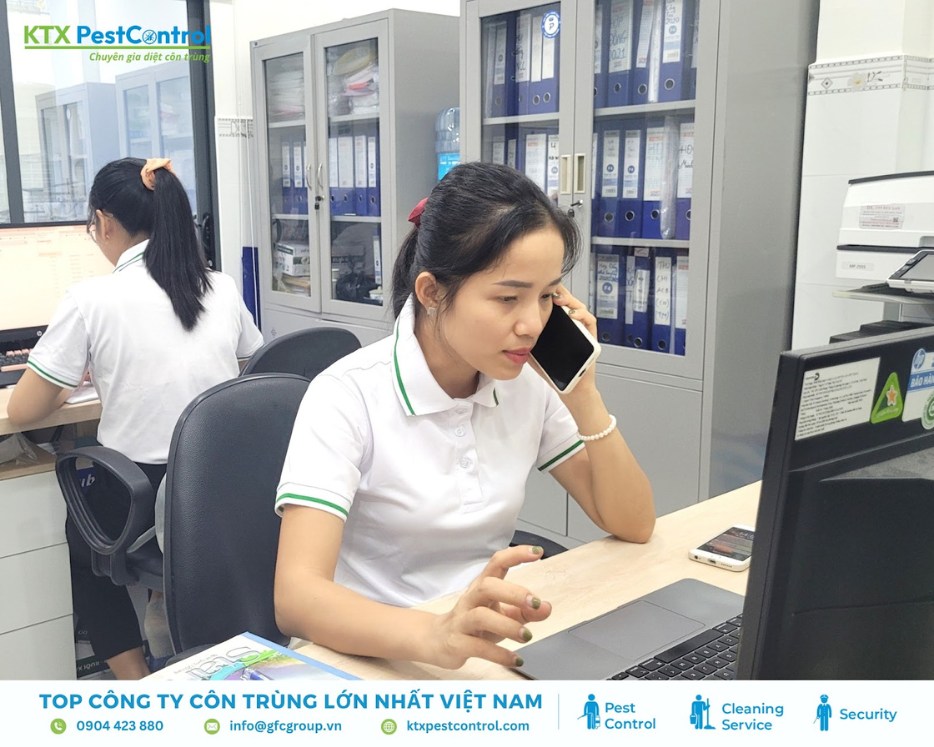 Kỹ thuật viên tiếp nhận thông tin dịch vụ diệt mối huyện Hoài Đức