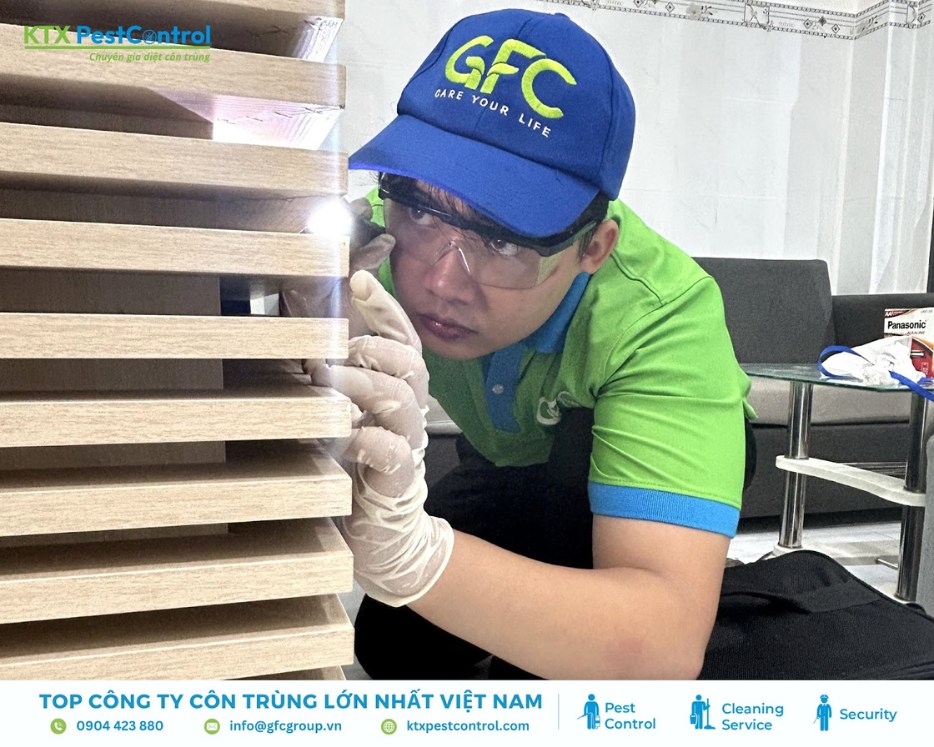 Kỹ thuật viên kiểm tra lại miễn phí cho khách trong thời gian còn bảo hành