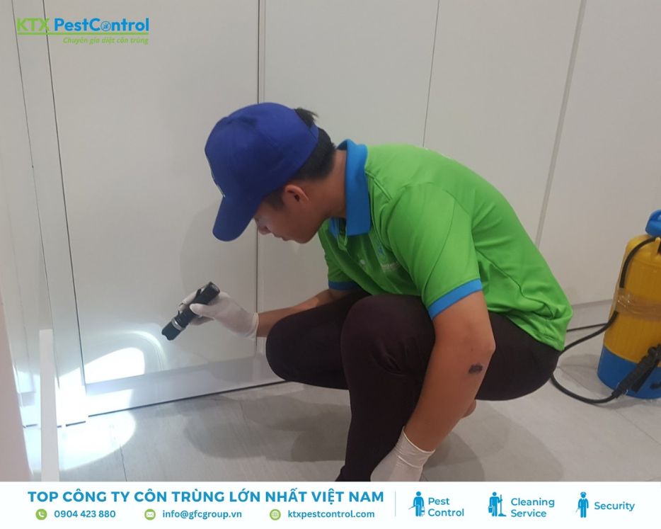 Kỹ thuật viên kiểm tra bàn giao công trình