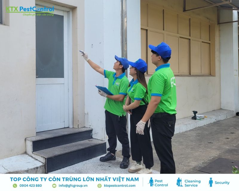 Kỹ thuật viên KTX kiểm tra lại khu vực xử lý mối và hướng dẫn khách