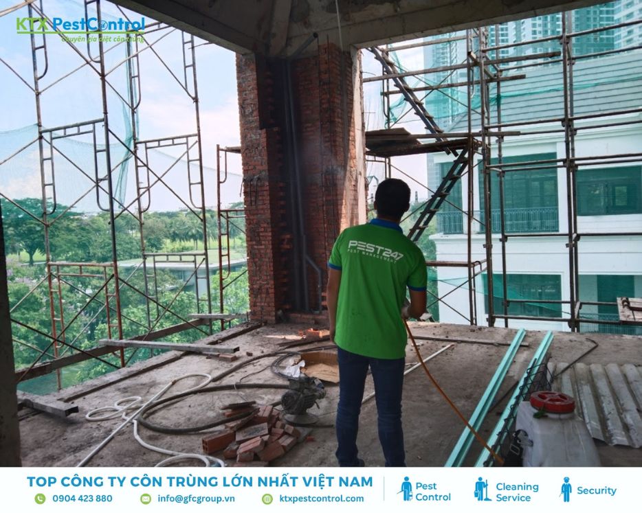 Nhân viên KTX Pest Control phun phòng mối nền móng công trình xây dựng