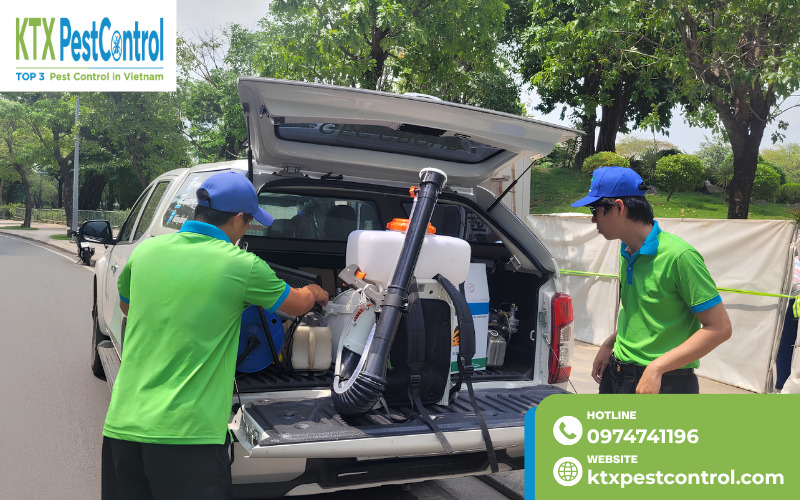 Nhân viên Diệt Côn Trùng KTX chuẩn bị thiết bị phun diệt côn trùng