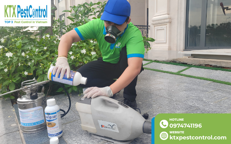 Nhân viên KTX chuẩn bị dung dịch cho thiết bị xử lý côn trùng
