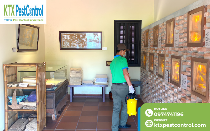 Nhân viên KTX triển khai phun kiểm soát côn trùng tại khu vực trưng bày