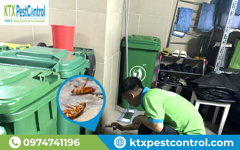 Kỹ thuật viên KTX bơm Gel diệt gián vào khe hở nơi gián thường xuất hiện