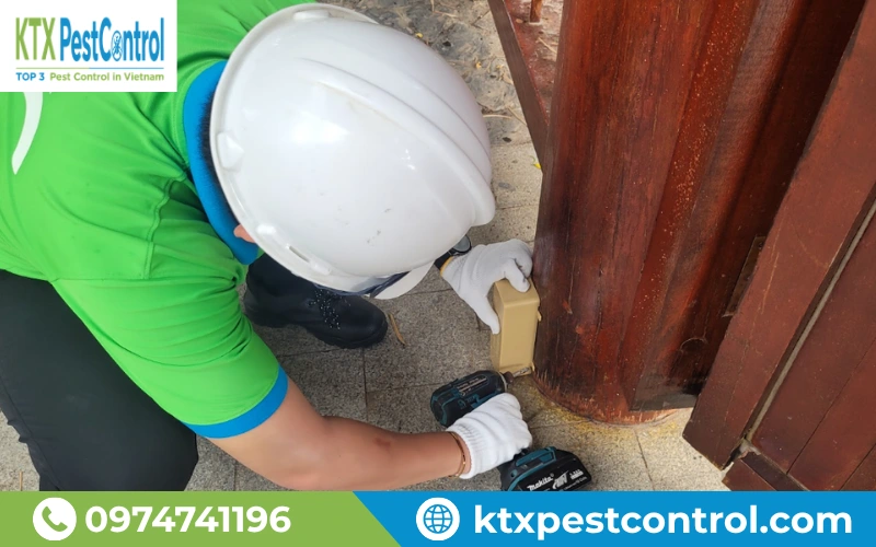 Kỹ thuật viên Diệt Côn Trùng KTX lắp đặt trạm bả mối Mỹ tại công trình thực tế