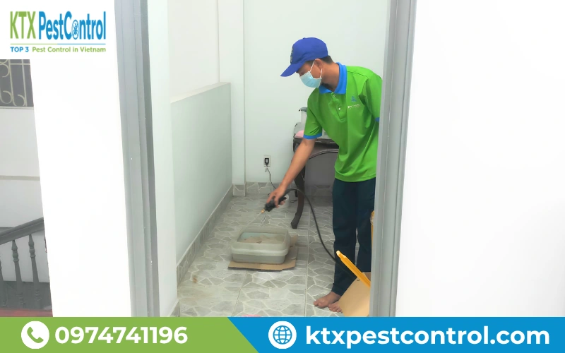 Kỹ thuật viên Diệt Côn Trùng KTX phun thuốc xử lý mối tại khu vực bị xâm hại