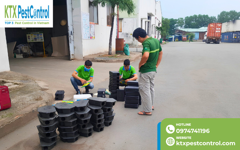 Kỹ thuật viên Diệt Côn Trùng KTX lắp đặt trạm bẫy chuột tại khu vực nhà máy nhằm hạn chế chuột xâm nhập. 