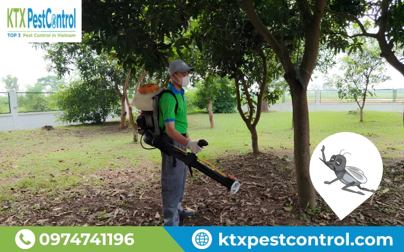 Kỹ thuật viên phun sương ULV diệt muỗi , sau đó phun SC tạo lớp thuốc tồn lưu 1–3 tháng