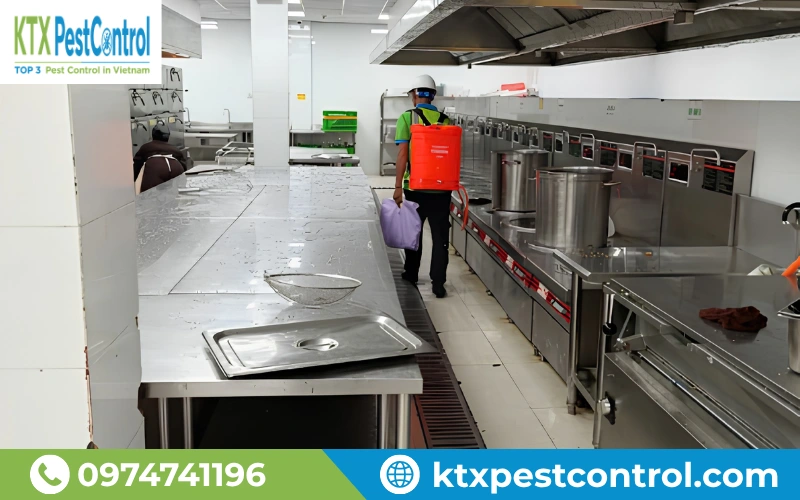 Kỹ thuật viên xử lý muỗi trong khu sản xuất giúp duy trì môi trường an toàn