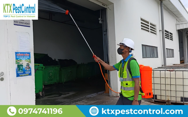 Xử lý muỗi tại khu vực tập kết rác của nhà máy giúp giảm nguy cơ phát sinh muỗi