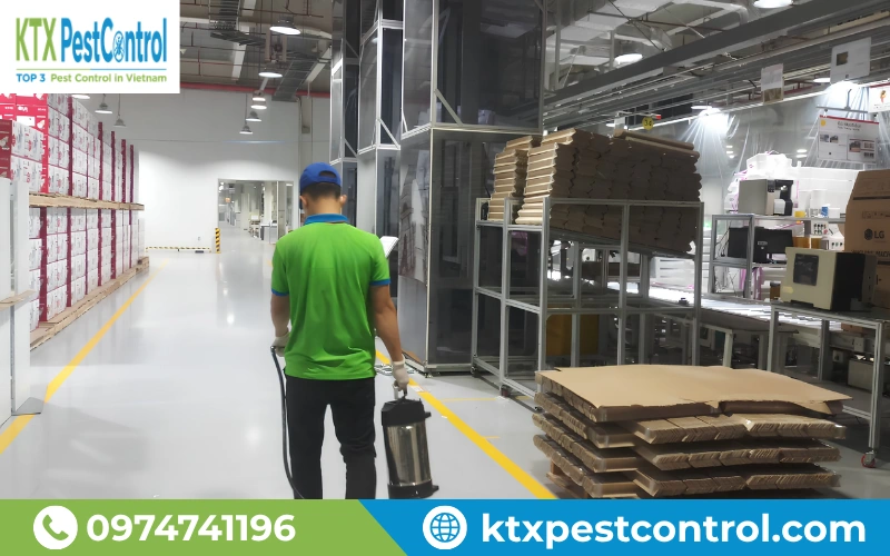 Phun diệt muỗi tại cửa kho giúp hạn chế muỗi xâm nhập công trình