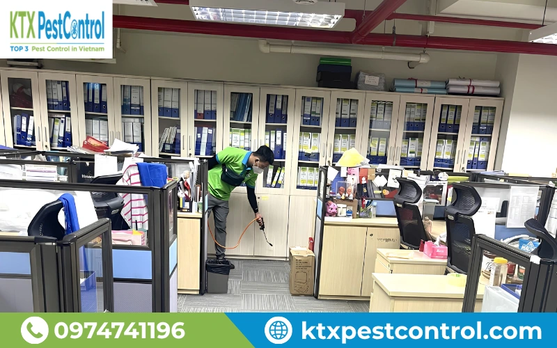 Kỹ thuật viên triển khai giải pháp phù hợp với hiện trạng để nâng cao hiệu quả kiểm soát ruồi.