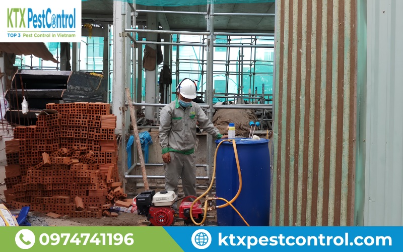 Kỹ thuật viên Diệt Côn Trùng KTX phun thuốc phòng chống mối cho công trình