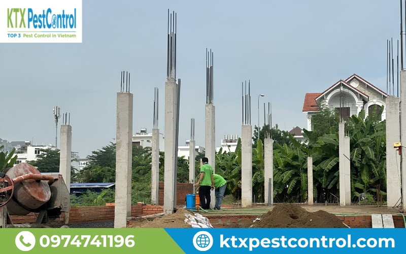 Phun phòng chống mối nền móng giúp tạo lớp bảo vệ cho công trình ngay từ giai đoạn thi công.
