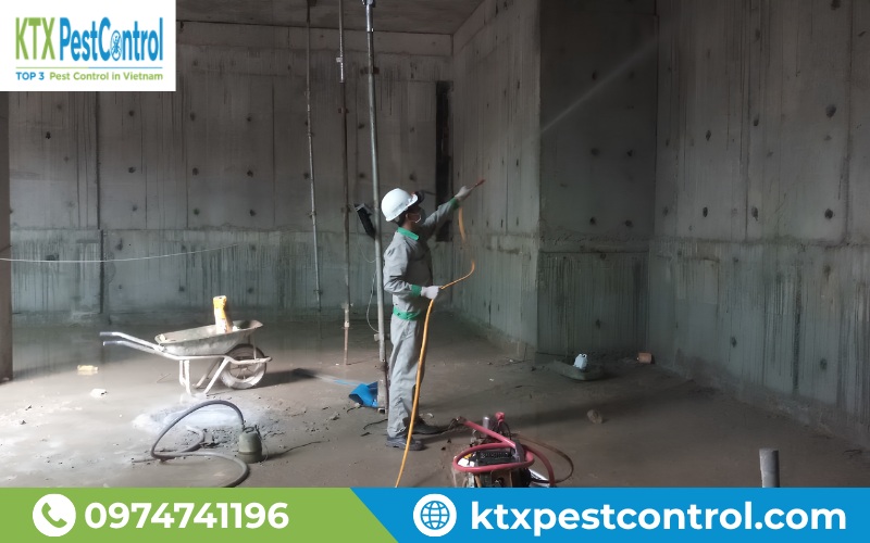 Kỹ thuật viên KTX phun thuốc phòng chống mối định kỳ và nền móng