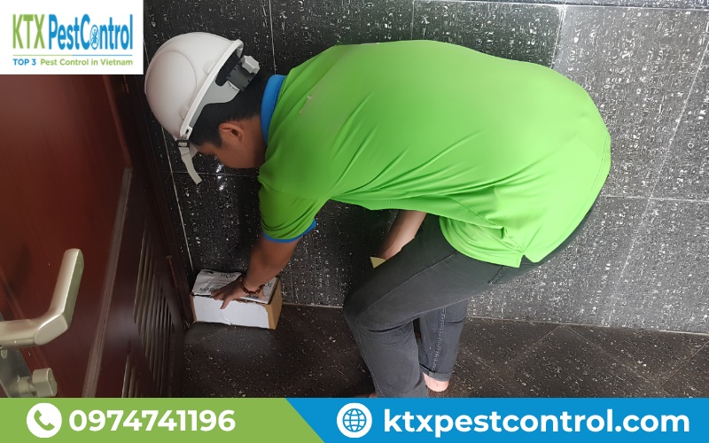 Kỹ thuật viên KTX đặt hộp mối cho căn hộ chung cư tại Thanh Xuân
