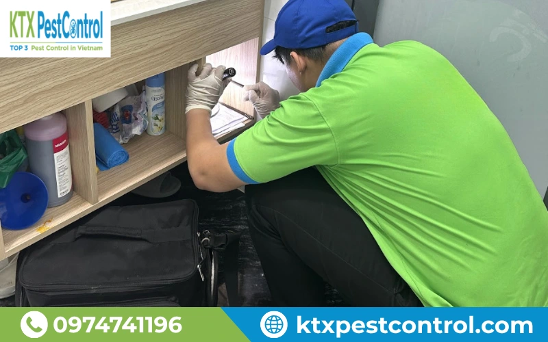 Hình ảnh thực tế đội ngũ kỹ thuật triển khai xử lý mối tại công trình ở Hà Nam