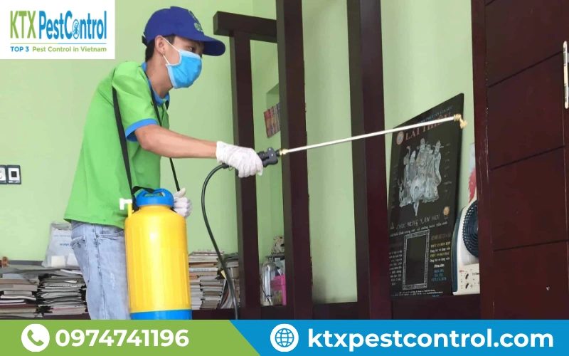 Kỹ thuật viên phun hóa chất chuyên dụng vào các khu vực bị mối tấn công