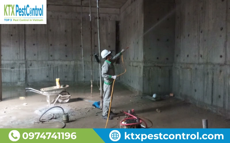 Phun dung dịch phòng chống mối tại nền móng giúp hạn chế nguy cơ mối xâm nhập công trình sau khi hoàn thiện.