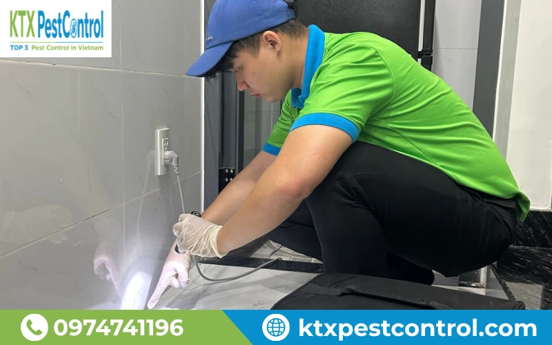 Hình ảnh kỹ thuật viên KTX trực tiếp đo đạc, rà soát đường đất và kiểm tra các khung cửa gỗ âm tường bằng thiết bị chuyên dụng