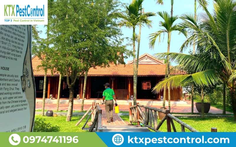 Kỹ thuật viên KTX tiến hành phun dung dịch diệt mối chuyên dụng